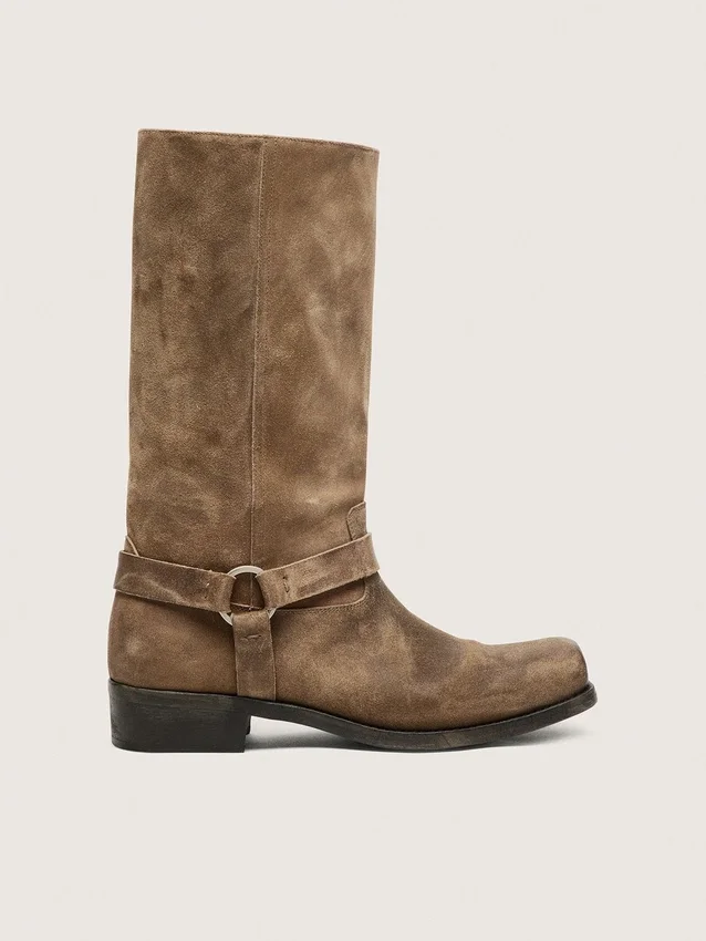 Bottes motardes hautes pour femme en daim ciré beige foncé, avec bride et boucle argentée