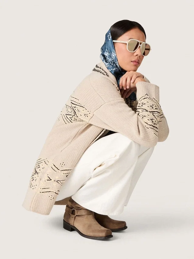 Bottes motardes hautes pour femme en daim ciré beige foncé, avec bride et boucle argentée
