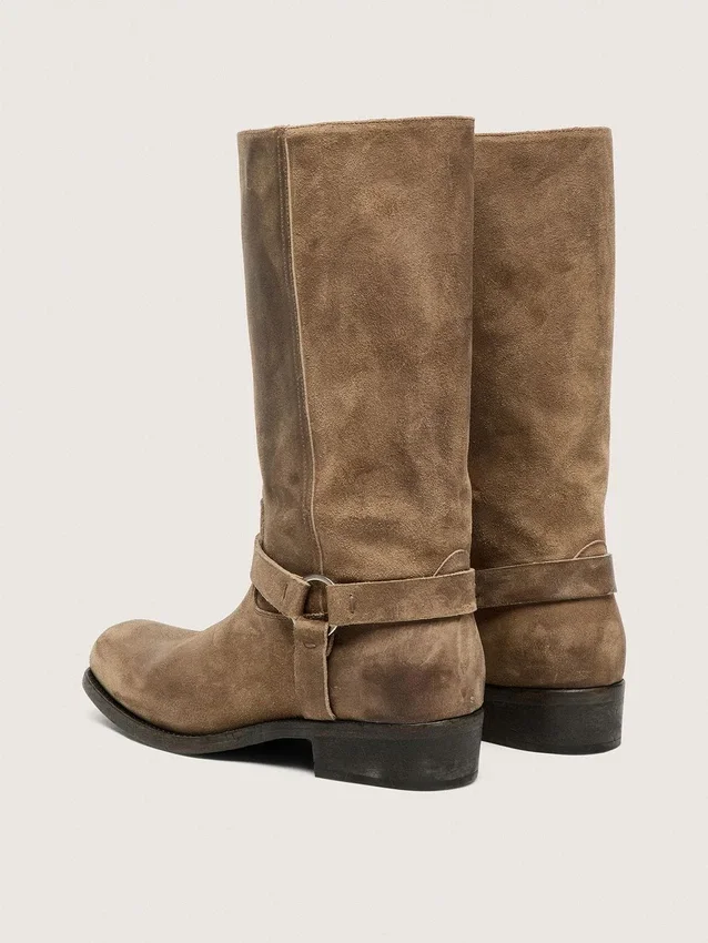 Bottes motardes hautes pour femme en daim ciré beige foncé, avec bride et boucle argentée