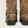 Bottes motardes hautes pour femme en daim ciré beige foncé, avec bride et boucle argentée