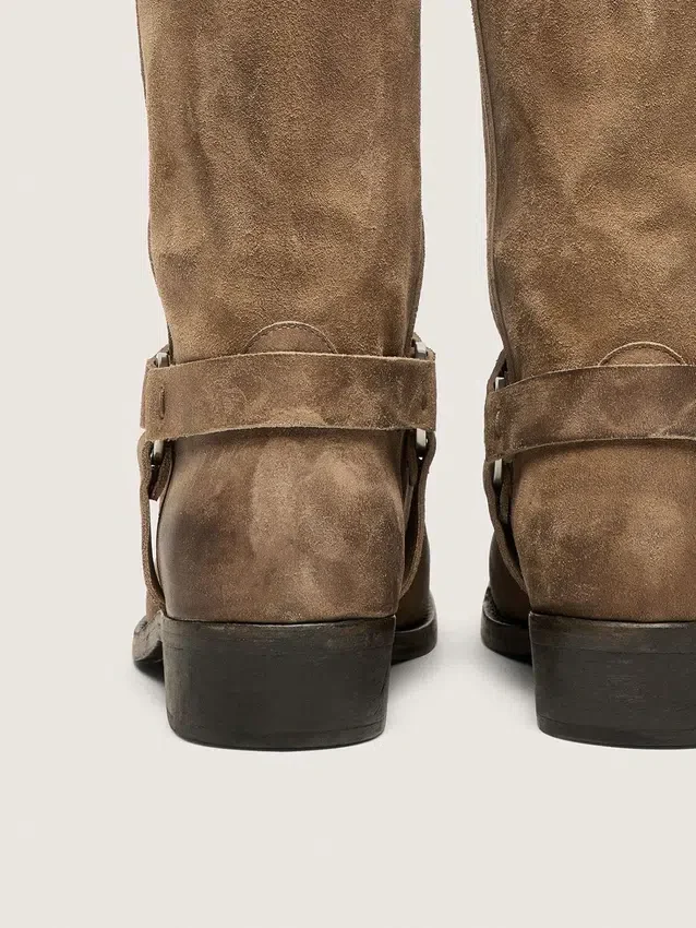 Bottes motardes hautes pour femme en daim ciré beige foncé, avec bride et boucle argentée