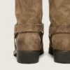 Bottes motardes hautes pour homme en daim ciré beige foncé, avec bride et boucle argentée