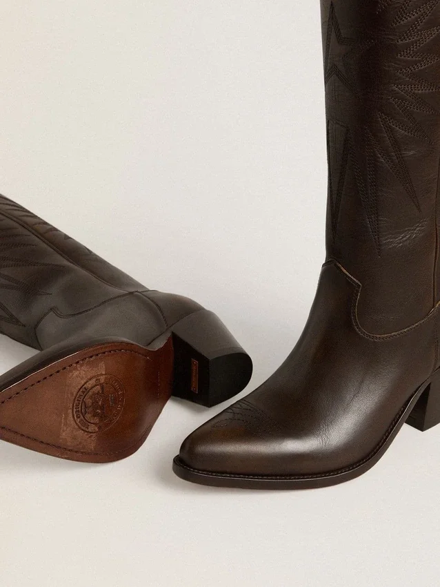 Bottes Wish Star en cuir marron foncé avec étoile brodée ton sur ton