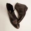Bottes Young en cuir noir avec broderies couleur sable
