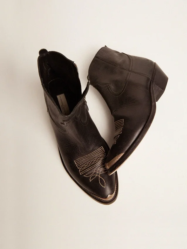 Bottes Young en cuir noir avec broderies couleur sable