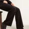 Bottes Young en cuir noir avec broderies couleur sable