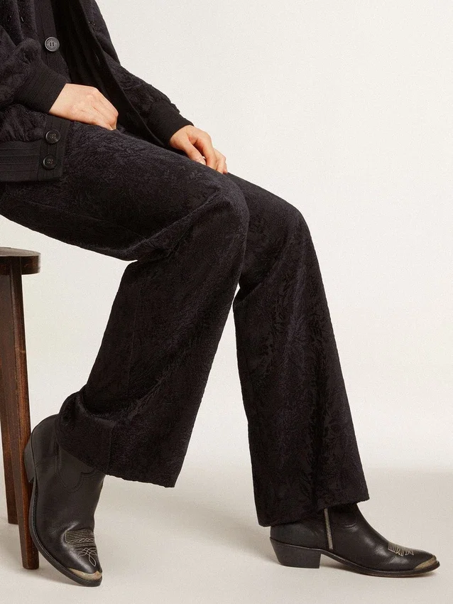 Bottes Young en cuir noir avec broderies couleur sable