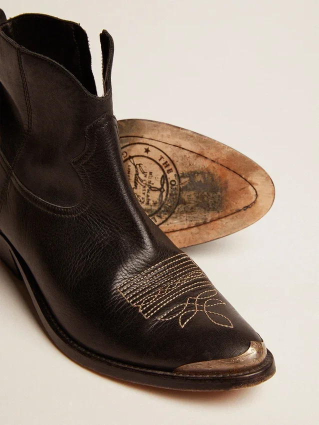 Bottes Young en cuir noir avec broderies couleur sable