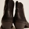 Bottes Young en cuir noir avec broderies couleur sable