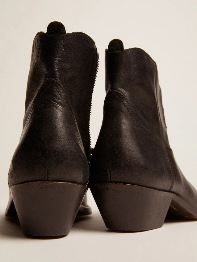 Bottes Young en cuir noir avec broderies couleur sable