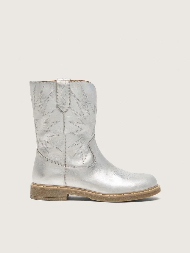 Bottes Young Wish en cuir métallisé argenté avec broderie en forme d’étoile