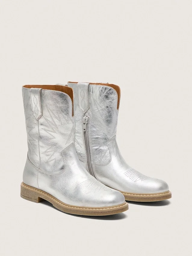 Bottes Young Wish en cuir métallisé argenté avec broderie en forme d’étoile