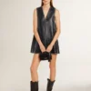 Breloque en cuir nappa noir avec clous et détails métalliques