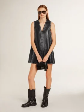 Breloque en cuir nappa noir avec clous et détails métalliques