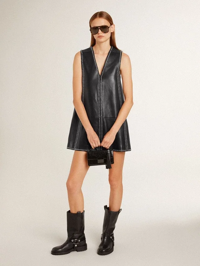 Breloque en cuir nappa noir avec clous et détails métalliques
