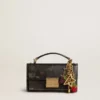 Breloque en laiton doré arborant la signature golden goose