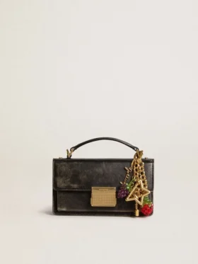 Breloque en laiton doré arborant la signature golden goose