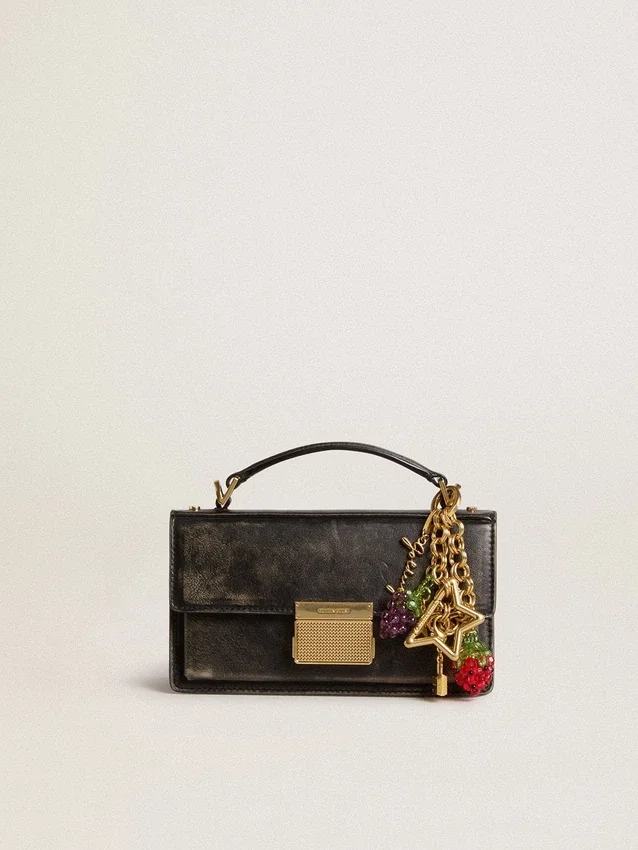 Breloque en laiton doré arborant la signature golden goose