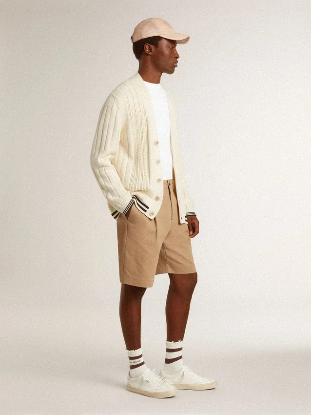 Cardigan blanc en coton pour homme avec motif torsadé et bordures en côtes bleues