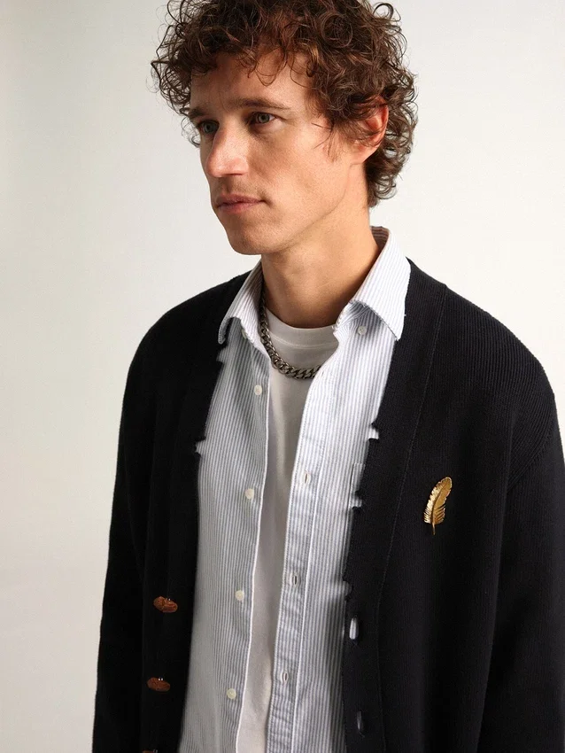 Cardigan de la Golden Collection en coton bleu foncé avec une finition usée