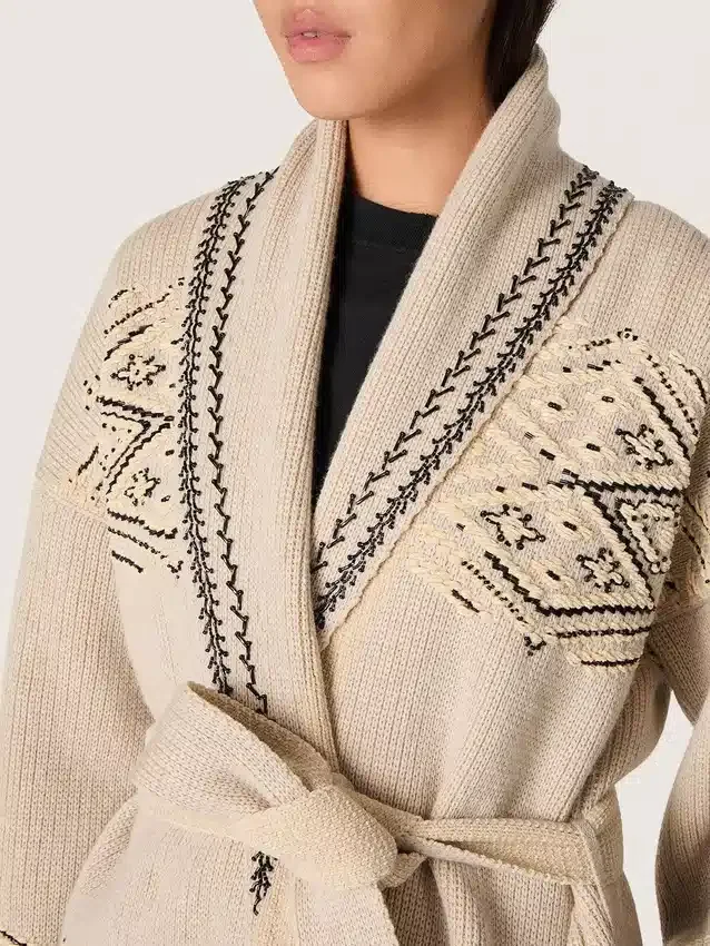 Cardigan femme à ceinture en mélange de laine beige avec broderies contrastées