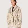 Cardigan femme à ceinture en mélange de laine beige avec broderies contrastées