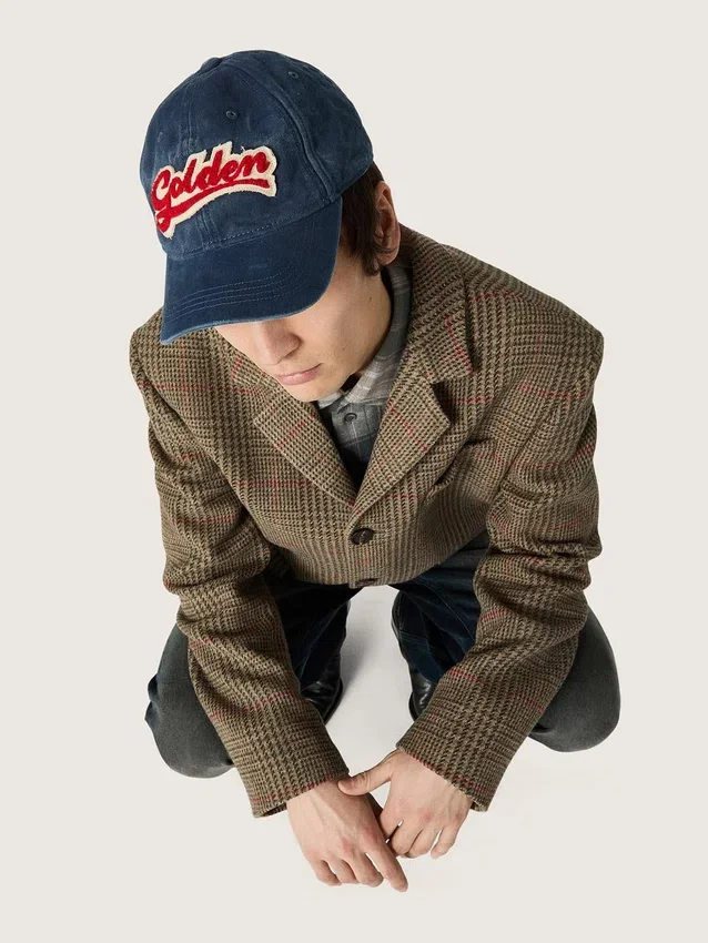 Casquette de baseball bleu denim avec écusson « Golden » en tissu éponge rouge et blanc