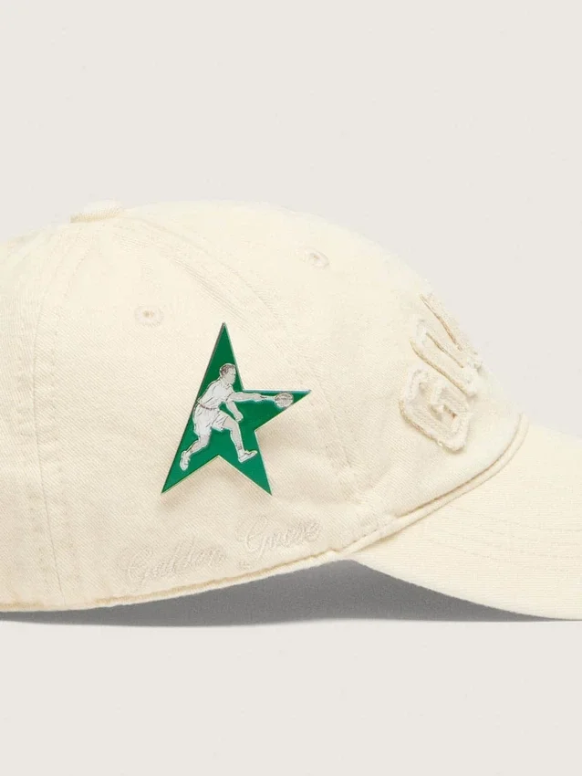 Casquette de baseball crème avec écusson « Golden » ton sur ton et pin's en forme d'étoile verte
