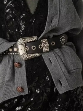 Ceinture en dentelle de cuir délavé couleur beige, avec clous et incrustations
