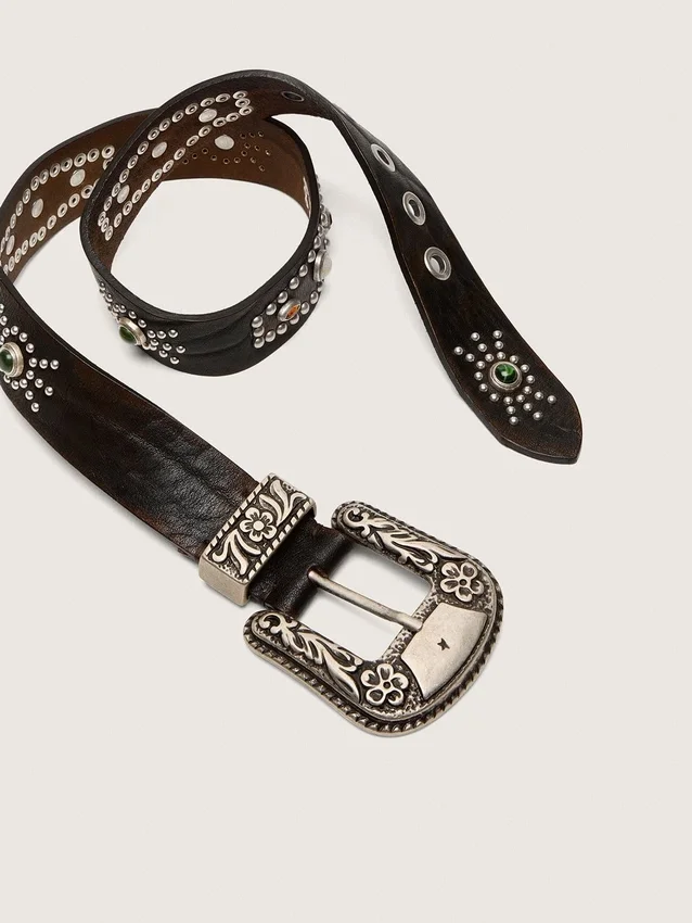 Ceinture en dentelle de cuir délavé couleur beige, avec clous et incrustations