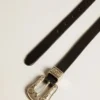 Ceinture noire en cuir délavé avec boucle argentée