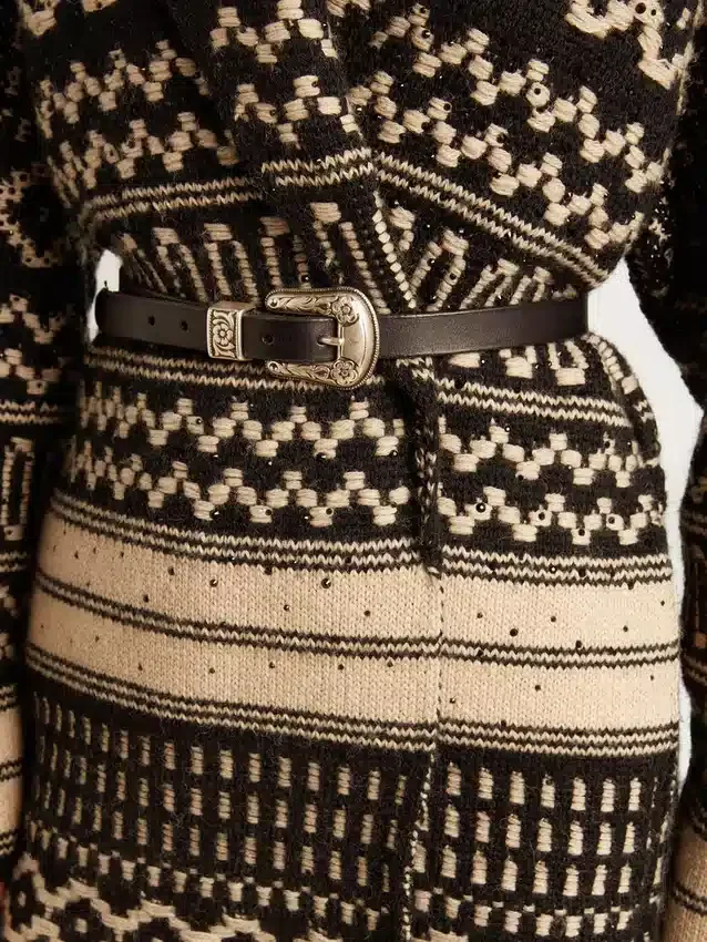 Ceinture noire en cuir délavé avec boucle argentée
