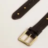 Ceinture noire pour femme en cuir délavé avec clous dorés