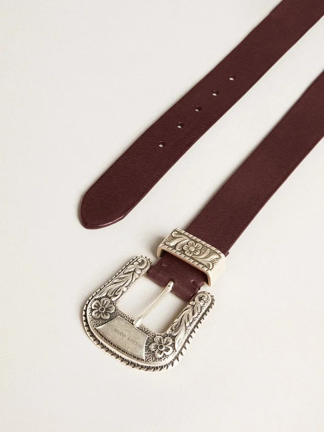 Ceinture pour femme en cuir bordeaux avec boucle argentée décorée