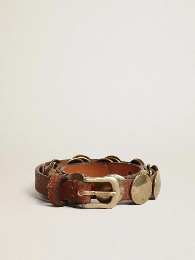 Ceinture Trinidad en cuir vieilli de couleur beige clair avec des clous maxi dorés