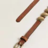 Ceinture Trinidad en cuir vieilli de couleur beige clair avec des clous maxi dorés