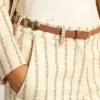 Ceinture Trinidad en cuir vieilli de couleur beige clair avec des clous maxi dorés