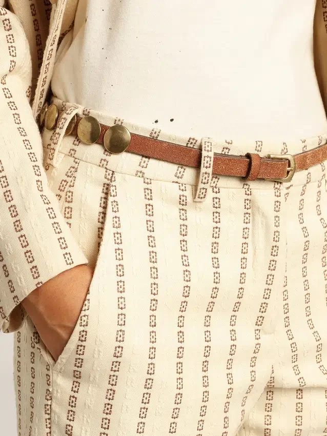 Ceinture Trinidad en cuir vieilli de couleur beige clair avec des clous maxi dorés