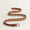 Ceinture Trinidad en cuir vieilli de couleur beige clair avec des clous maxi dorés