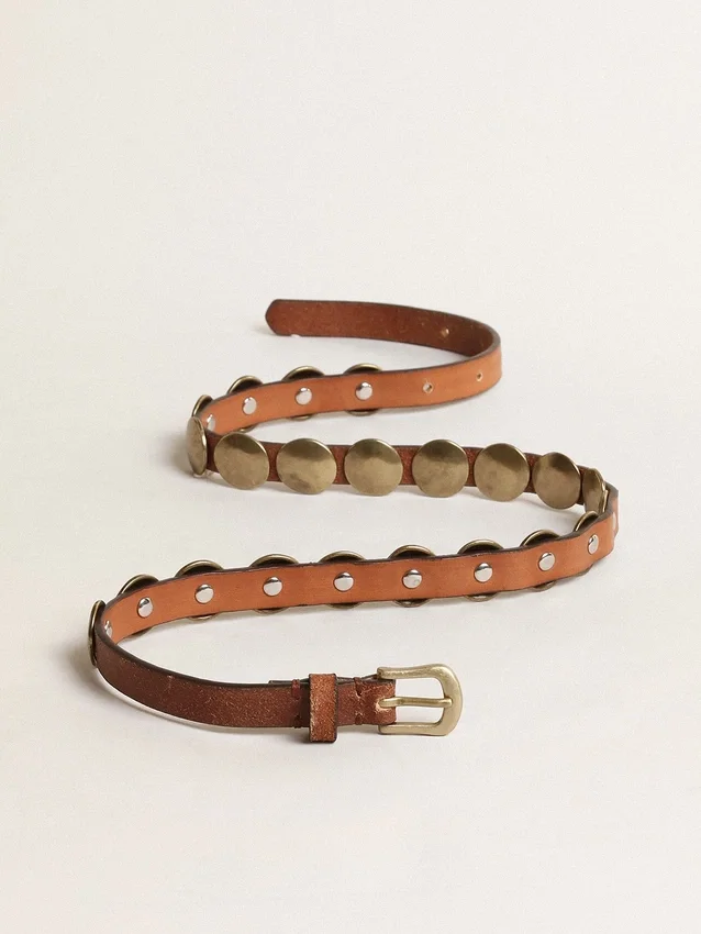 Ceinture Trinidad en cuir vieilli de couleur beige clair avec des clous maxi dorés