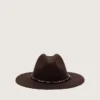 Chapeau marron café avec lanière en cuir cloutée