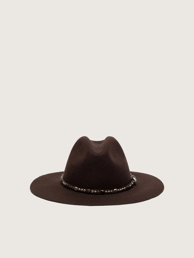 Chapeau marron café avec lanière en cuir cloutée