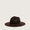 Chapeau marron café avec lanière en cuir cloutée