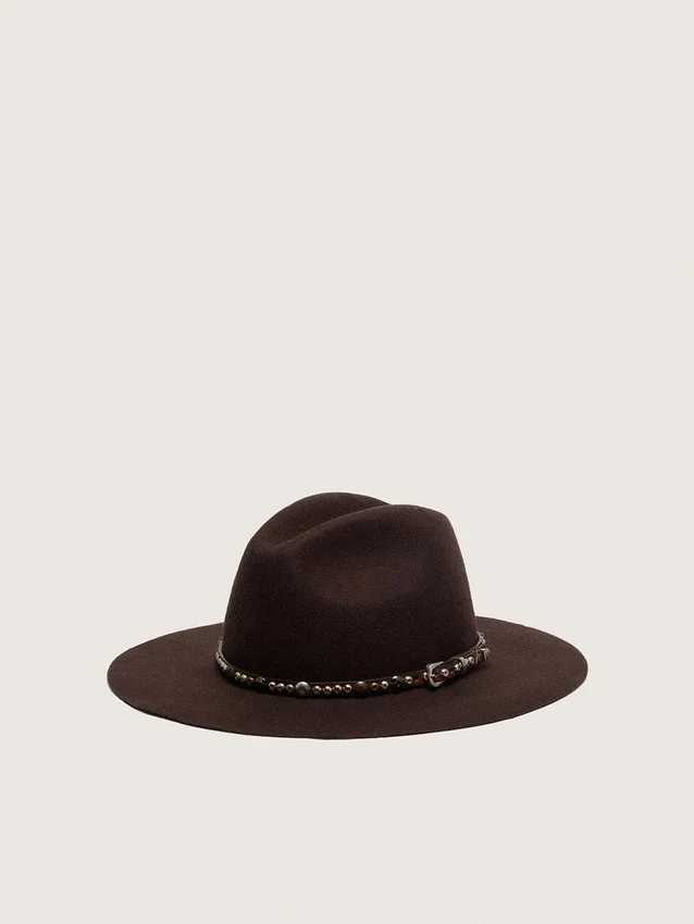 Chapeau marron café avec lanière en cuir cloutée