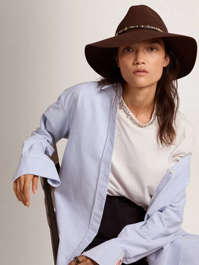 Chapeau marron café avec lanière en cuir cloutée