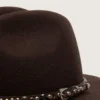Chapeau marron café avec lanière en cuir cloutée