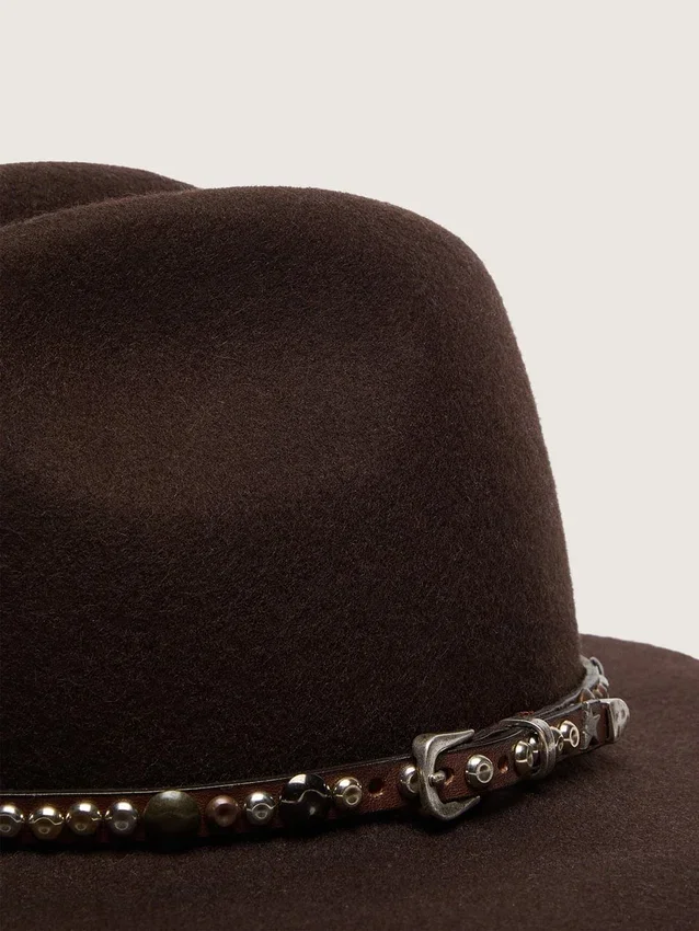 Chapeau marron café avec lanière en cuir cloutée