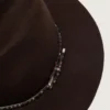Chapeau marron café avec lanière en cuir cloutée
