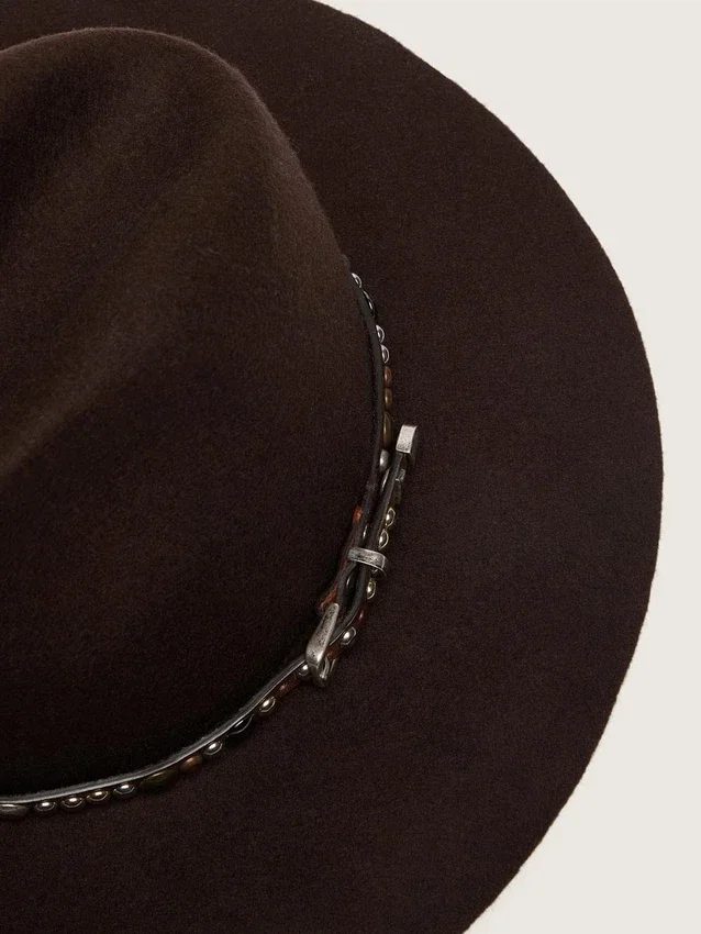 Chapeau marron café avec lanière en cuir cloutée