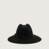 Chapeau noir avec lanière en cuir
